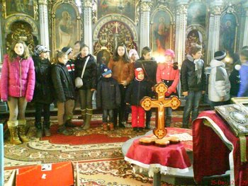 copii concert colinde, in biserica.JPG