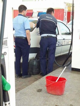 Politisti la PECO.jpg