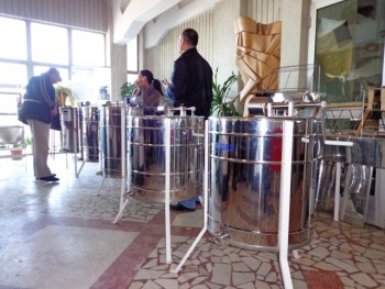 cea mai eleganta prezentare de utilaje apicole.JPG